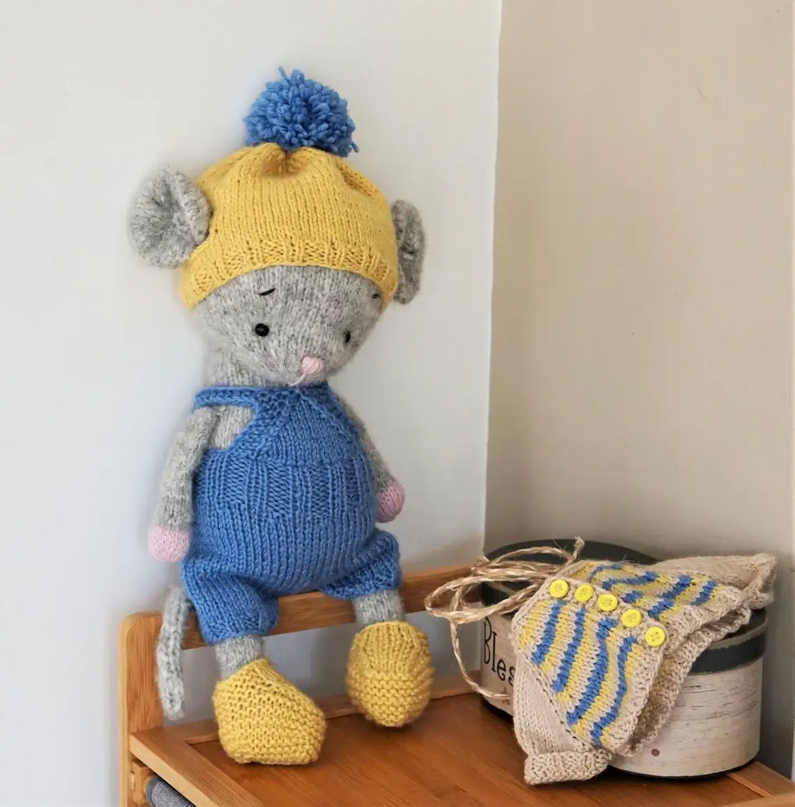 Casual Mouse Outfit Knitting Pattern