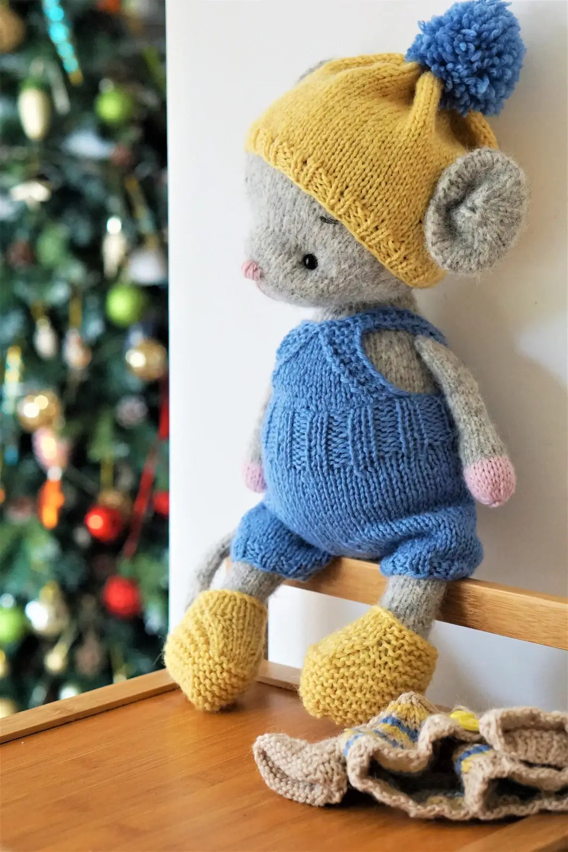 Casual Mouse Outfit Knitting Pattern