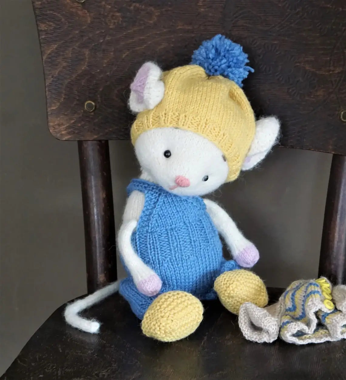 Casual Mouse Outfit Knitting Pattern